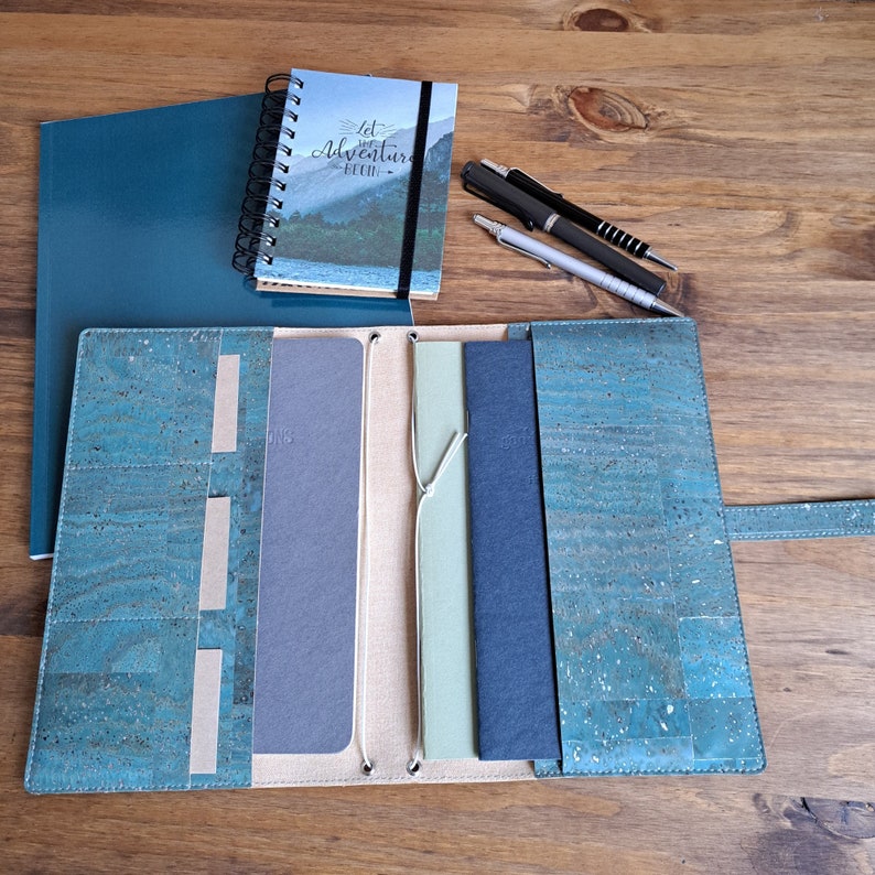 Protège carnet de voyage fabriqué artisanalement avec du tissu de liège, Nombreux coloris et dimensions, Midori vegan personnalisable image 1