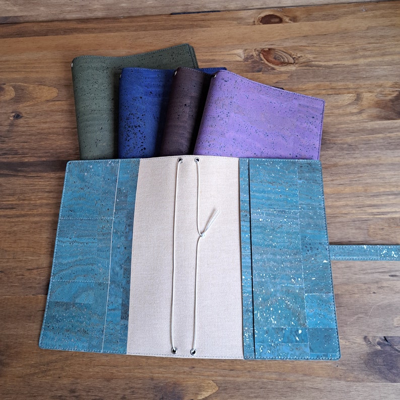 Protège carnet de voyage fabriqué artisanalement avec du tissu de liège, Nombreux coloris et dimensions, Midori vegan personnalisable image 3