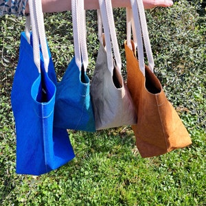Minimalistische draagtas van milieuvriendelijk wasbaar papier, handgemaakt, verschillende kleuren, 2 maten, aanpasbare tas afbeelding 10