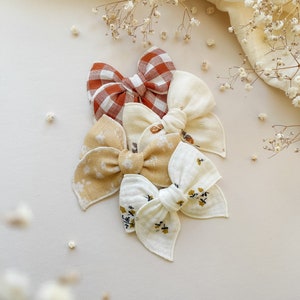 Mini nœuds Grace // Nœuds pour nouveau-né, nœuds pour bébé noués à la main, nœuds pour fille, bandeaux pour bébé, barrette à cheveux pour bébé.