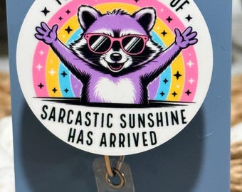 Tu pequeño rayo de sol sarcástico ha llegado: carrete retráctil para credencial de mapache