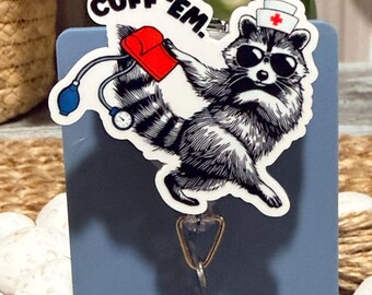 Carrete de credencial retráctil Cuff 'Em Raccoon