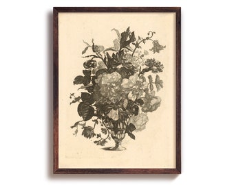 Könnte beinhalten: Ein gerahmter botanischer Druck mit einer detaillierten Blumenanordnung. Das Kunstwerk zeigt verschiedene Blumen und Blätter in einer dekorativen Vase, die in Grau- und Sepiatönen gehalten sind. Der Rahmen ist dunkelbraun.