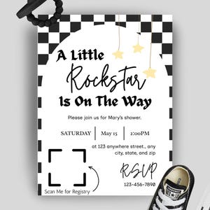 Peut inclure: Une invitation &agrave; une baby shower avec le texte "A Little Rockstar Is On The Way". L'invitation comprend un code QR, des informations RSVP et une paire de baskets pour b&eacute;b&eacute;. Une t&eacute;tine noire est en haut.