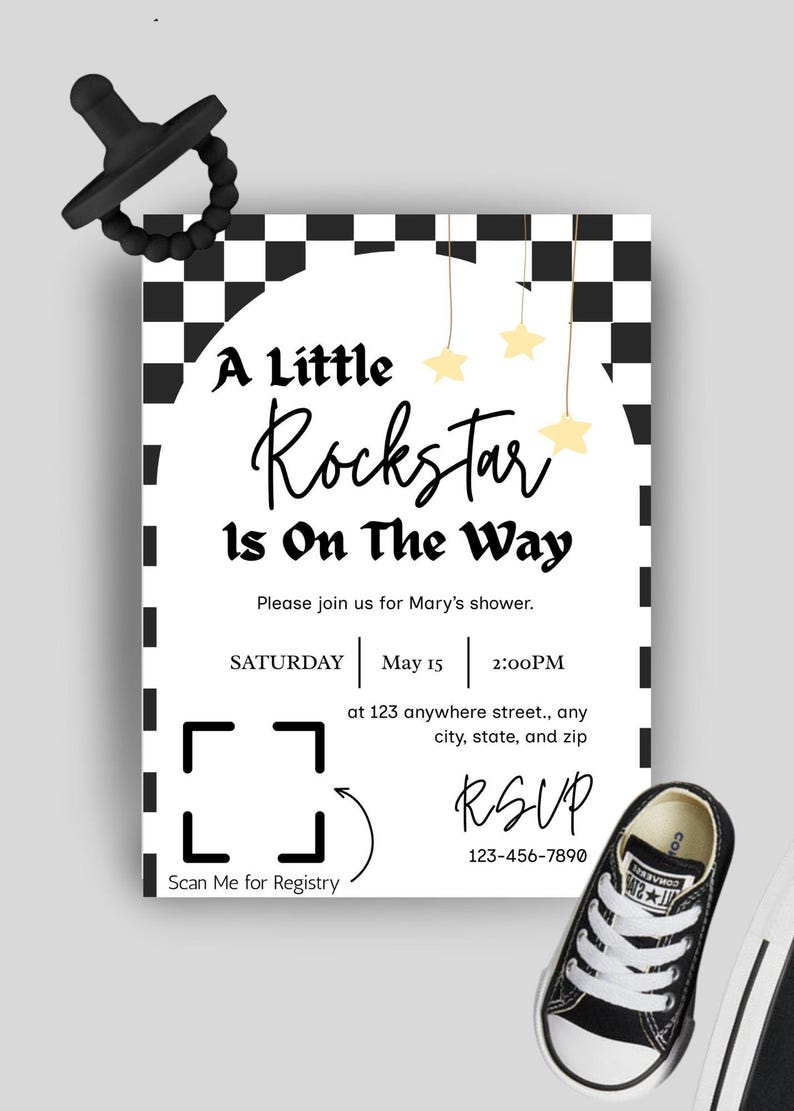 Peut inclure: Une invitation &agrave; une baby shower avec le texte "A Little Rockstar Is On The Way". L'invitation comprend un code QR, des informations RSVP et une paire de baskets pour b&eacute;b&eacute;. Une t&eacute;tine noire est en haut.