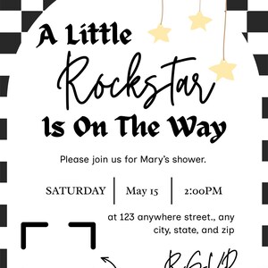 Peut inclure: Une invitation &agrave; une baby shower avec une bordure &agrave; carreaux noirs et blancs. Le texte "A Little Rockstar is On The Way" est affich&eacute; dans une police ludique. L'invitation comprend les d&eacute;tails de la douche de Mary, la date, l'heure et les informations RSVP.