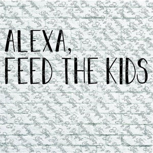 Puede incluir: Texto negro sobre una pared de ladrillos blancos que dice "ALEXA, FEED THE KIDS". El fondo tiene un patrón sutil de pequeñas formas repetidas. La imagen es un diseño simple y moderno.