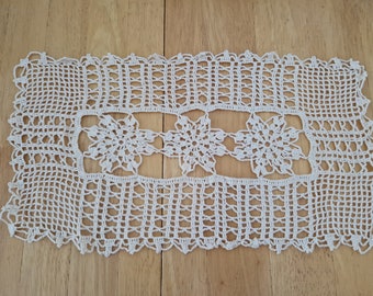 Ecru rectangular doily