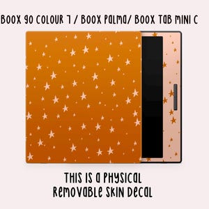 以下が含まれることがあります： BOOX 90 Colour 7、BOOX Palma、BOOX Tab Mini C 電子書籍リーダー用の取り外し可能なスキンデカール。デカールは、オレンジ色の背景に白い星の模様が施されています。