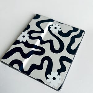 The Twisted Daisy Kindle Skin | Kindle Vinyl Cover | Kindle Decal | Kindle Accessory | Bookish Gifts