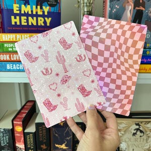 Holografische frambozen cowgirl-inzetstukken | Kartonnen inzetstukken | Kindle-sticker | Kindle-accessoire | Boekenachtige geschenken