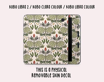Puede incluir: Una calcomanía de piel extraíble para los lectores electrónicos Kobo Libra 2, Kobo Clara Colour y Kobo Libra Colour. La calcomanía presenta un patrón repetitivo de dragones verdes, flores rojas y estrellas doradas sobre un fondo crema. El texto "THIS IS A PHYSICAL REMOVABLE SKIN DECAL" está impreso debajo de la imagen.