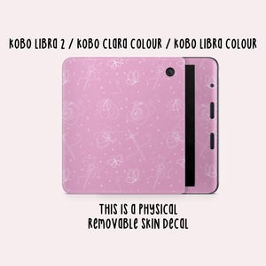 Może przedstawiać: Różowa, zdejmowana naklejka na skórę do czytników Kobo Libra 2, Kobo Clara Colour i Kobo Libra Colour. Naklejka ma biały wzór motyli, wiśni i innych wzorów. Widoczny jest również tekst "THIS IS A PHYSICAL REMOVABLE SKIN DECAL".