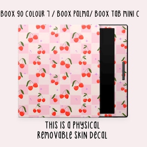 Puede incluir: Una piel adhesiva con estampado de cerezas sobre un fondo a cuadros rosa y blanco para las lectoras electrónicas Boox 90 Colour 7, Boox Palma y Boox Tab Mini C. La piel es extraíble y es un producto físico.