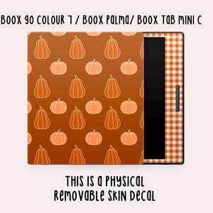 Può includere: Un adesivo rimovibile per e-reader Boox. Il design presenta un motivo ripetuto di zucche arancioni su sfondo marrone. Il lato destro ha un motivo a scacchi arancione e bianco. Il testo in alto recita "BOOX 90 COLOUR 7 / BOOX PALMA/ BOOX TAB MINI C".
