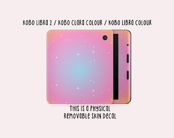 Könnte beinhalten: Ein abnehmbarer Skin-Aufkleber für Kobo Libra 2, Kobo Clara Colour und Kobo Libra Colour E-Reader. Der Aufkleber hat ein Farbverlauf-Design in Rosa, Blau und Weiß, mit dem Text "THIS IS A PHYSICAL REMOVABLE SKIN DECAL".