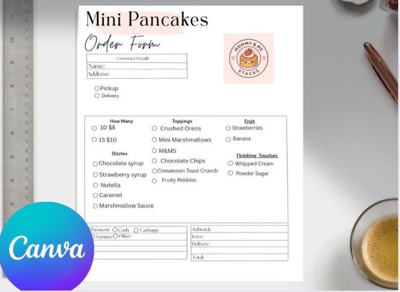 Op de afbeelding: Een afdrukbaar bestelformulier voor mini-pannenkoeken, met secties voor klantgegevens, afhalen of bezorgen en opties voor het aanpassen van pannenkoeken. Inclusief toppings, fruit en finishing touches. Het formulier is voorzien van een logo en het Canva-logo is zichtbaar.