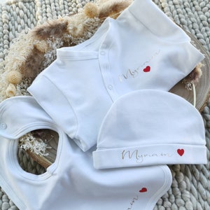 Coffret Bébé Personnalisé : Pyjama, Bonnet et Bavoir Le Cadeau de Naissance Parfait image 1