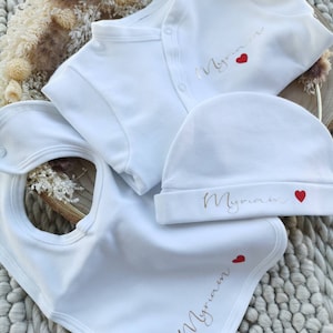 Coffret Bébé Personnalisé : Pyjama, Bonnet et Bavoir Le Cadeau de Naissance Parfait image 10