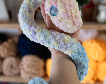 Snake Crochet PATTERN, No-Sew No wire Spiral Snake, Beginner Friendly Amigurumi Plushie PDF pattern