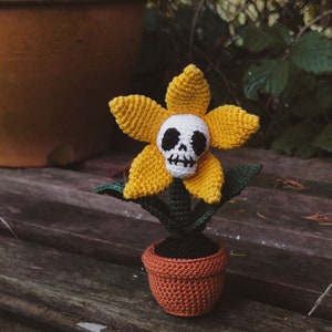 Crochet PATTERN Halloween Flower in a pot, Amigurumi creepy plant decoration, Fake plant Skull PDF pattern