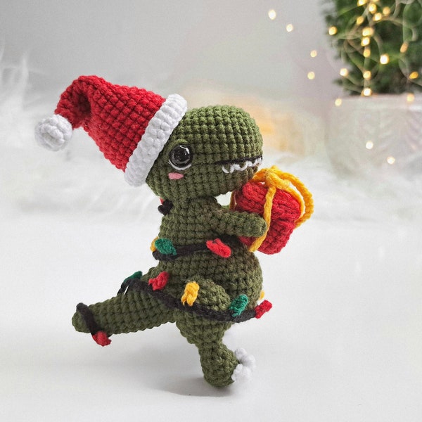 PATRÓN Dino navideño a crochet, Amigurumi T-Rex con guirnalda de crochet y caja de regalo Patrón PDF