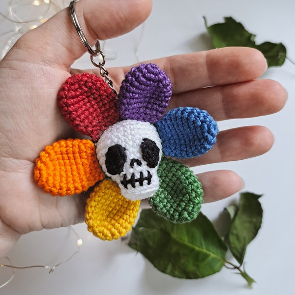 Crochet Rainbow Skull Flower PATTERN, Amigurumi pride keychain, Halloween goth skull ornament PDF pattern