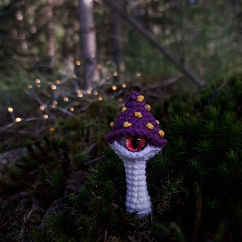 MOTIF champignon au crochet, porte-clés effrayant d'Halloween, modèle PDF mini amigurumi image 3