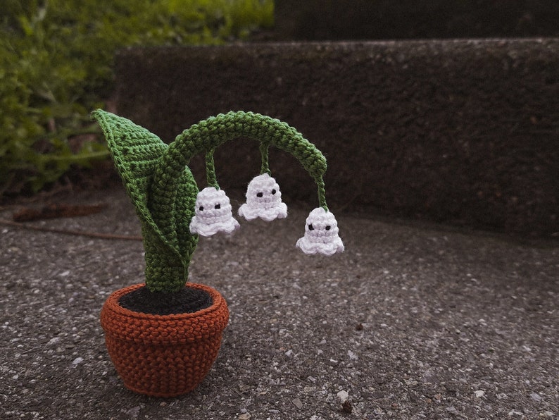 Crochet flower PATTERN Lily of the Valley, Halloween wee Ghost flower decoration, Amigurumi fake creepy plant in a pot PDF pattern image 1