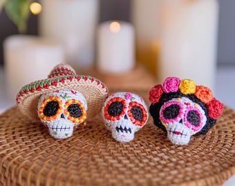 Crochet Skull PATTERN, Amigurumi skull keychain, Halloween goth skull ornament Eng PDF pattern