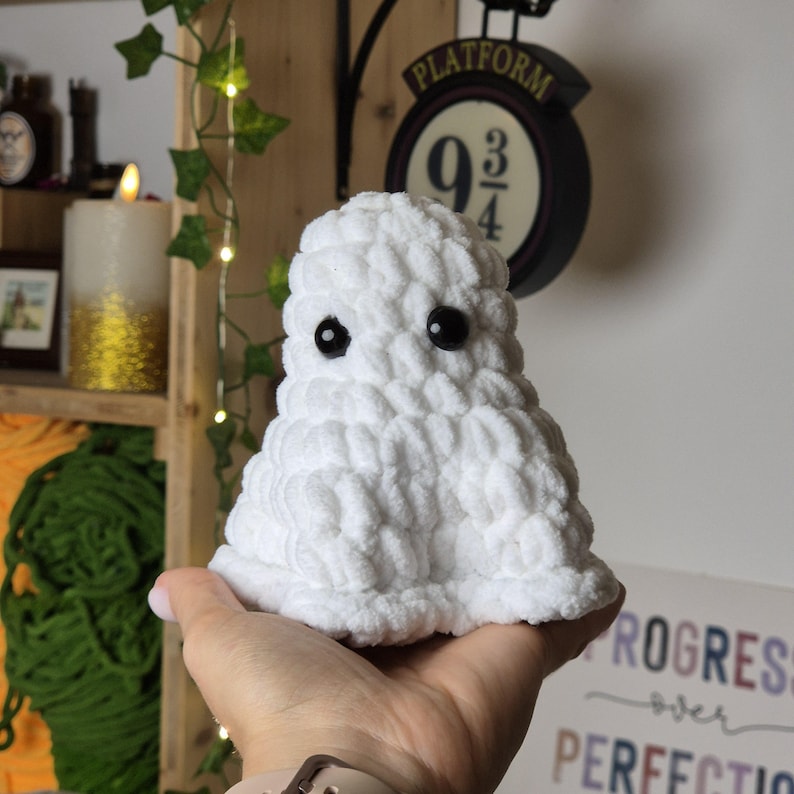 Puede incluir: Un fantasma blanco tejido a mano con dos ojos negros de bot&oacute;n. El fantasma est&aacute; hecho de un hilo suave y texturizado. Este fantasma hecho a mano es una decoraci&oacute;n encantadora y caprichosa, perfecta para Halloween o como un regalo &uacute;nico.