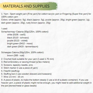 Puede incluir: Lista de materiales y suministros para un proyecto de crochet. La lista incluye hilo, gancho de crochet, hilo de bordar, tijeras, aguja de tapicer&iacute;a, alfileres, marcador de punto, relleno, herramienta de relleno, alambre y una pieza de pl&aacute;stico.