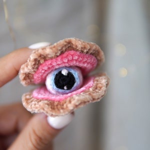 Plush Oyster No-Sew Crochet PATTERN, 2 in 1 Pretty and creepy Halloween Clam with eye pearl, Amigurumi Keychain PDF pattern