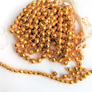 Vintage Czech Gold Glass Faceted Rounds – Um toque de glamour dos anos 1990