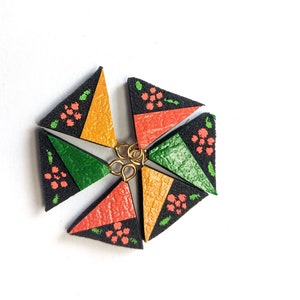 Colgantes vintage de cuero livianos: ¡verdes y dorados con flores pintadas a mano!