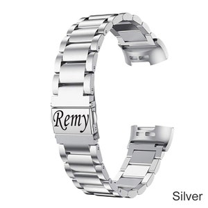 K&ouml;nnte beinhalten: Silbernes Metallarmband f&uuml;r eine Uhr mit einer personalisierten Gravur, die "Remy" lautet.