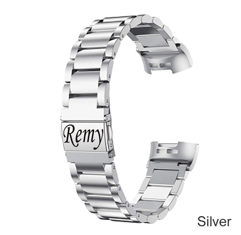 K&ouml;nnte beinhalten: Silbernes Metallarmband f&uuml;r eine Uhr mit einer personalisierten Gravur, die "Remy" lautet.