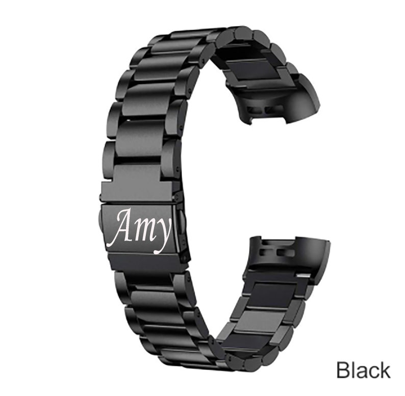 K&ouml;nnte beinhalten: Schwarzes Metallarmband f&uuml;r eine Uhr mit einer personalisierten Gravur, die "Amy" lautet.