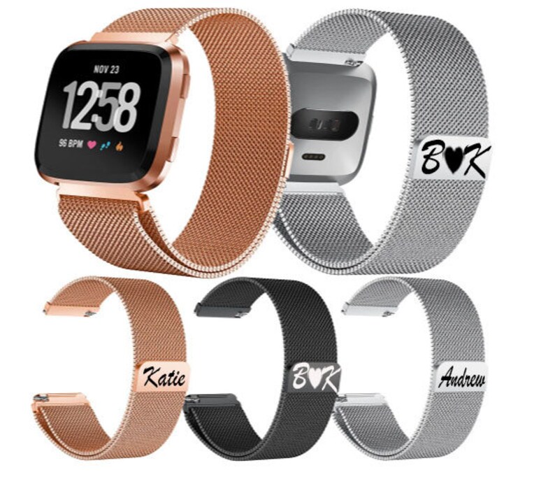 Puede incluir: Una colecci&oacute;n de correas de reloj de malla en oro rosa, plata y negro. Una correa est&aacute; sujeta a un reloj inteligente que muestra la hora y la frecuencia card&iacute;aca. Varias correas presentan texto personalizado: "B&hearts;K", "Katie" y "Andrew".