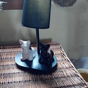 Lampada da tavolo elettrica vintage in bianco e nero con paralume di ricambio.