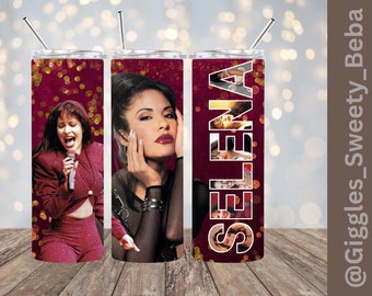 Könnte beinhalten: Drei Edelstahlbecher mit einem burgunderfarbenen Glitzerhintergrund. Die Becher zeigen verschiedene Bilder von Selena Quintanilla. Der Text "SELENA" ist in Weiß auf dem Becher rechts gedruckt. Der Text "@Giggles_Sweety_Beba" ist auf der rechten Seite des Bildes gedruckt.