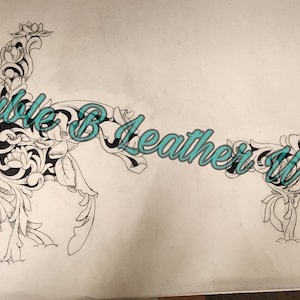 Puede incluir: Un dibujo en blanco y negro de dos caballos estilizados con diseños florales. El dibujo está titulado "Double B Leather Works" y "Basic Sterling Spurs".