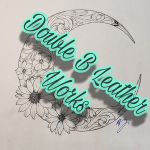Peut inclure: Un dessin au trait noir et blanc d'un croissant de lune avec des motifs floraux. La lune est entourée d'un motif floral stylisé. Le texte "Double B Leather Works" est écrit en cursive sur l'image.
