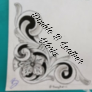 Può includere: Un disegno in bianco e nero di un motivo floreale con dettagli intricati. Il disegno è etichettato "Double B Leather Works".