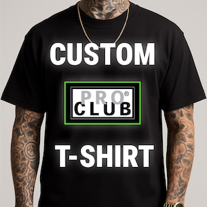 Puede incluir: Camiseta negra con las palabras "CUSTOM T-SHIRT" en blanco. La camiseta presenta un diseño rectangular con las palabras "PRO CLUB" en gris y negro, delineado en verde.