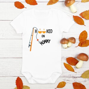 Verslaafd aan mama SVG - Baby Onsie - Shirt SVG voor Cricut - pasgeboren, peuter, baby SVG bundel - Digitale download