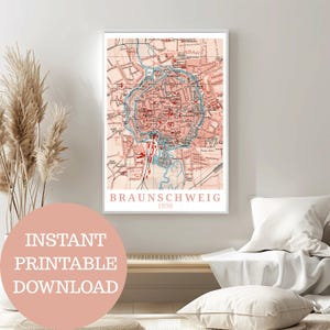 Könnte beinhalten: Eine Vintage-Karte von Braunschweig, Deutschland, in rosa und blauen Tönen gedruckt. Die Karte zeigt die Straßen und Gebäude der Stadt, mit dem Jahr 1898 unten gedruckt. Der Text "INSTANT PRINTABLE DOWNLOAD" ist in Weiß auf rosa Hintergrund gedruckt.