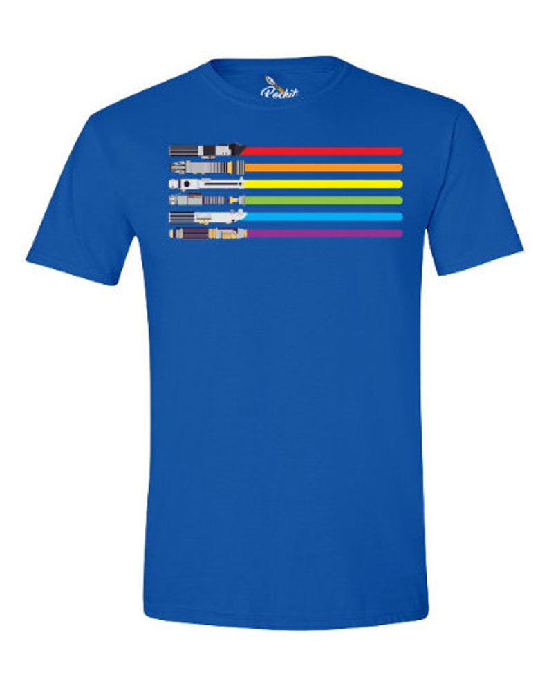 K&ouml;nnte beinhalten: Ein k&ouml;nigsblaues T-Shirt mit einem Regenbogenstreifen-Design, das mehrere Lichtschwerter zeigt. Die Lichtschwerter sind in einer horizontalen Linie angeordnet, wobei die Griffe nach links zeigen.