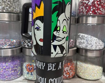 Vaso térmico Villains de acero inoxidable de doble pared de 40 oz. Envuelto con protección UV DTF. Adhesivos UV permanentes. Color negro.