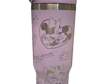 Vasos de Mickey y Minnie de 30 oz con grabado láser. Tapa abatible con asa. Grabado láser.